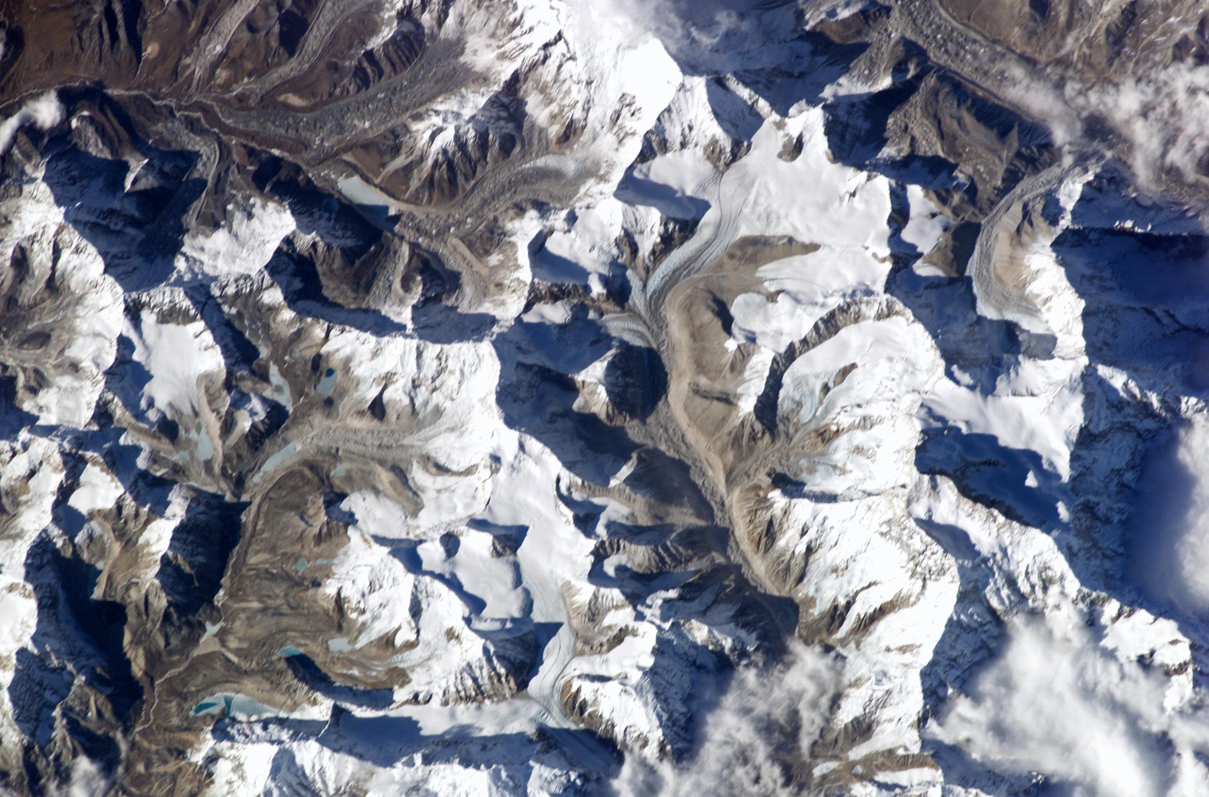 Nasa 3 ISS006-E-15498 Makalu, Kangchungtse, Chomolonzo, Baruntse, Chamlang, Hongu Valley, East and West Cols, Island Peak From South